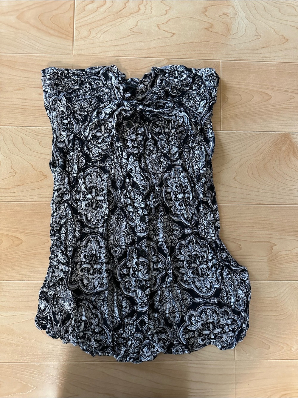 Volcom Black & White Paisley Tie-Neck Sleeveless Top small